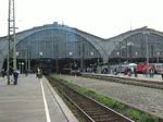 Die Kamerascheue 18 201 hllt sich bei ihrer Ausfahrt aus dem Leipziger Hbf am 03.10.2009 in einen Mantel aus Dampf und Rauch.